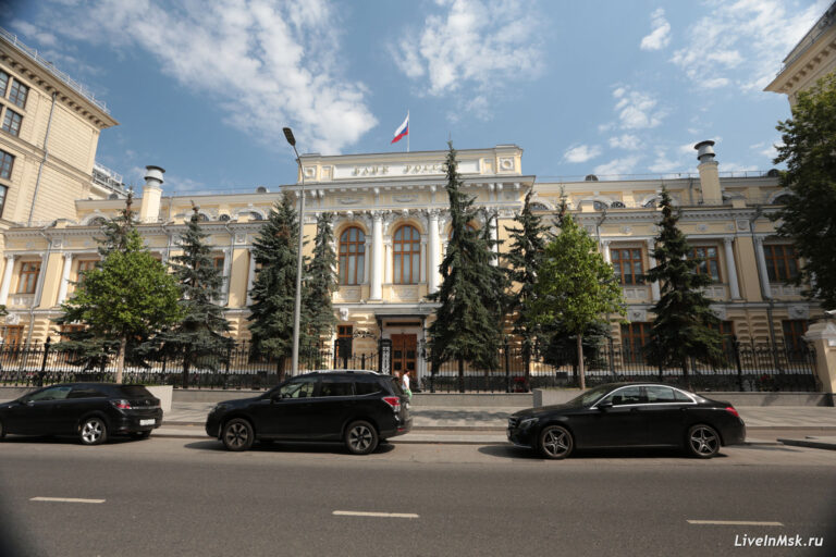 Банк России держит курс на жесткость: когда ждать снижения ставки и как защитить портфель?